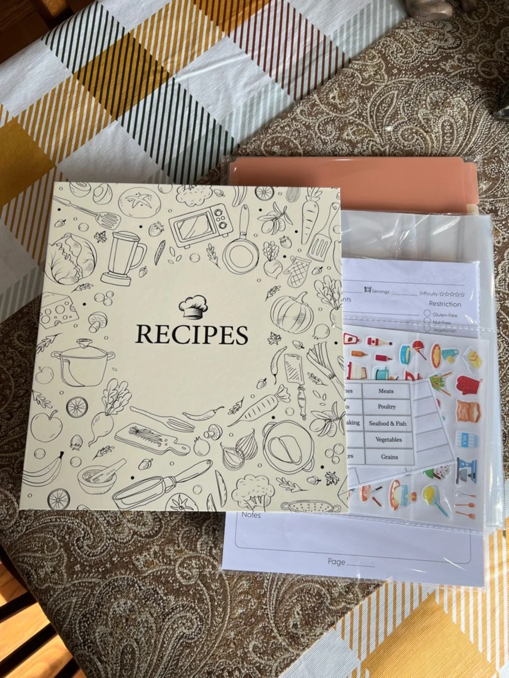 NEW in Box Recipe Binder 60 Plastic Sleeves, 12 Dividers, 60 Blank Recipe Cards
